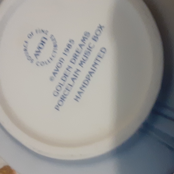 Vintage Avon Golden Dreams Porcelain Music Box - Picture 5 of 6